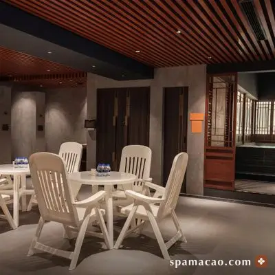 八湯御桑拿 — 白色圓桌配格柵屏風，做完先坐下來吃點東西