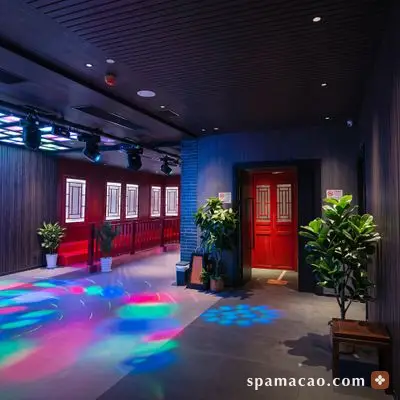 八湯御桑拿 — 彩光打在地上，紅門後面是下一段