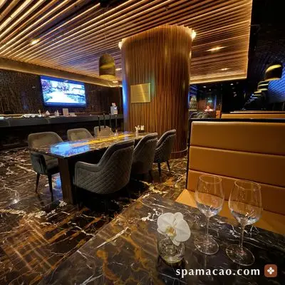 極品桑拿 — 金脈雲石長桌配皮革卡座，做完先吃一頓再走
